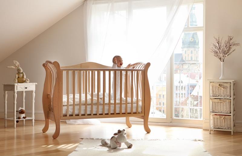 تخت کنار مادر تمام چوب