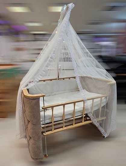 تخت کنار مادر ماهوت