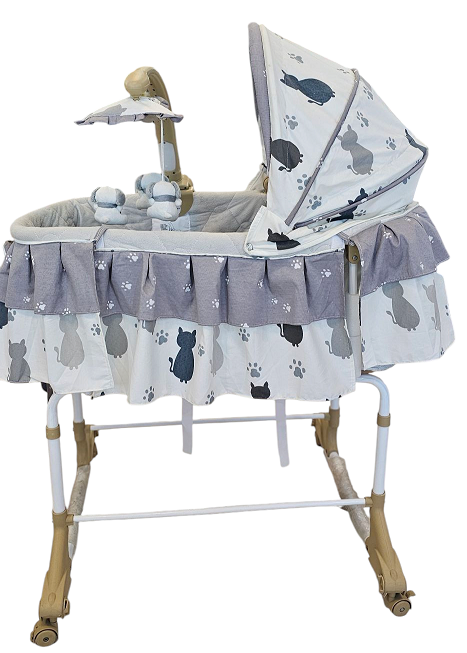 تخت کنار مادر و گهواره ملورین