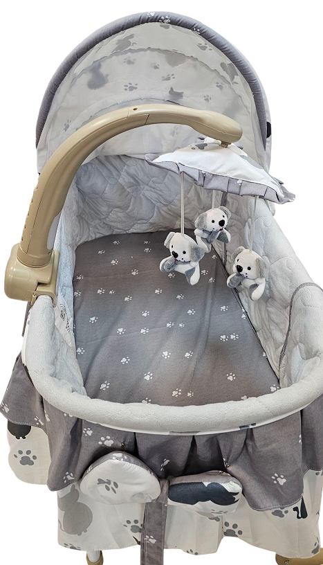 تخت کنار مادر و گهواره ملورین