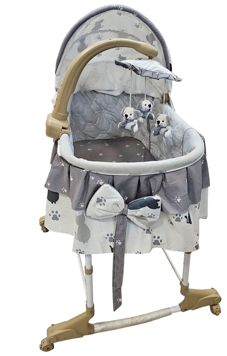 تخت کنار مادر و گهواره ملورین