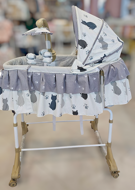 تخت کنار مادر و گهواره ملورین