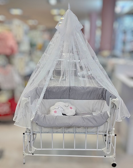 تخت کنار مادر سودا