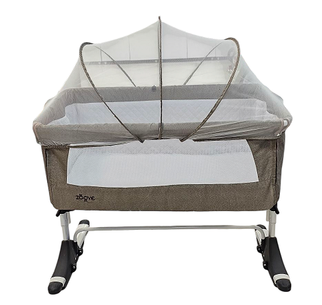 تخت کنار مادر و گهواره زویه