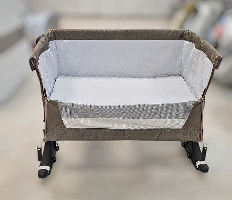 تخت کنار مادر و گهواره زویه