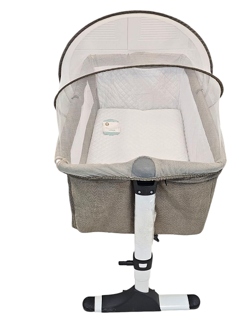 تخت کنار مادر و گهواره زویه