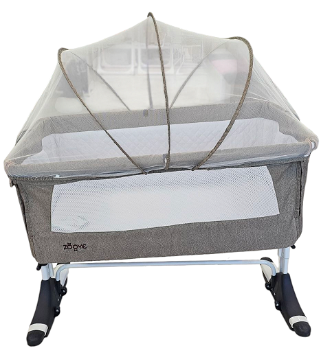 تخت کنار مادر و گهواره زویه